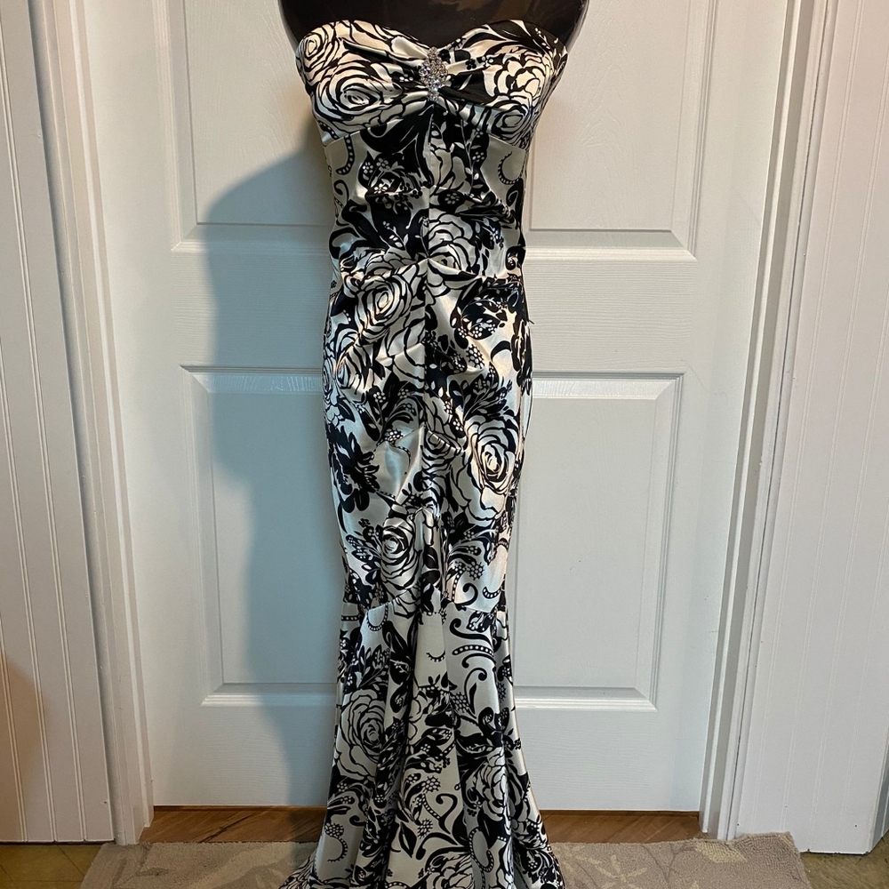 Xscape Strapless Floral Drapped Mermaid Dress Floral Back and White Size 10